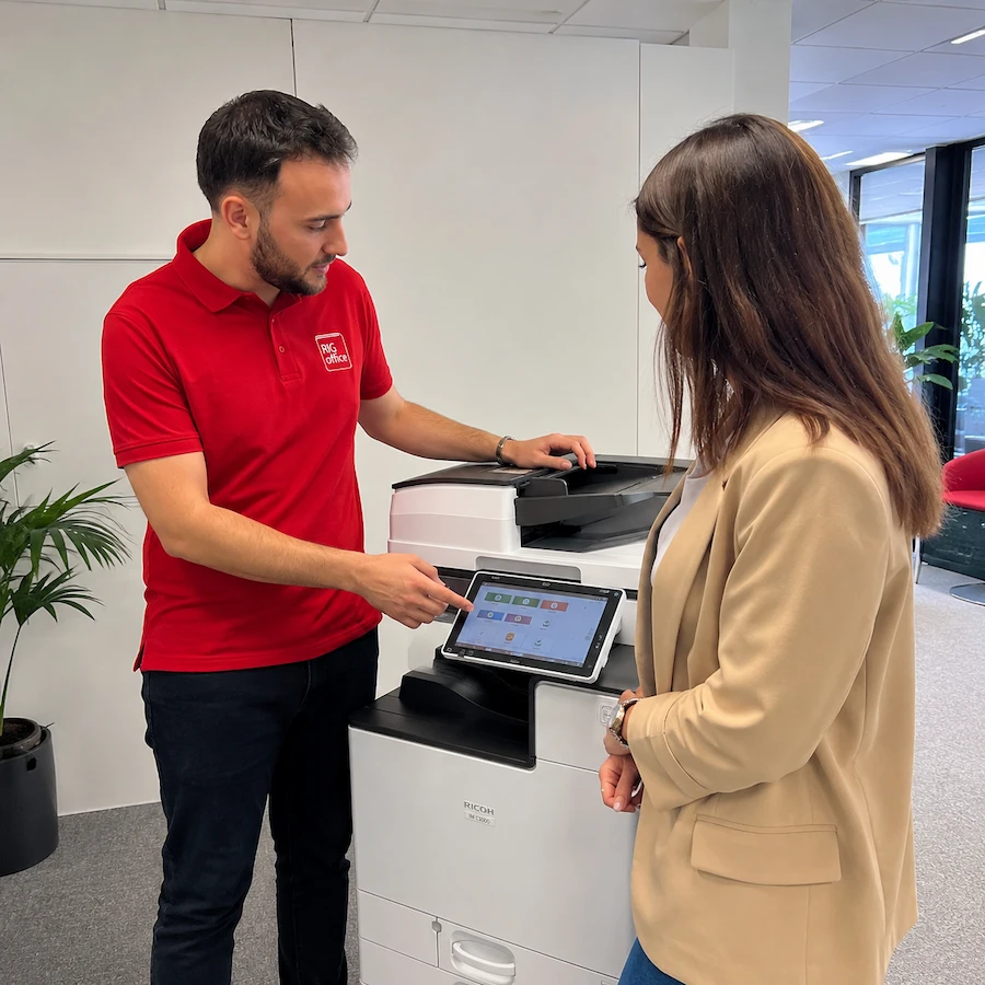 Pracownik RIG Office omawia dobór urządzenia wielofunkcyjnego z klientką w biurze